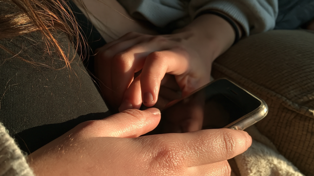 ¿Tu hijo lleva celular a la escuela? Esto cambia a partir de noviembre