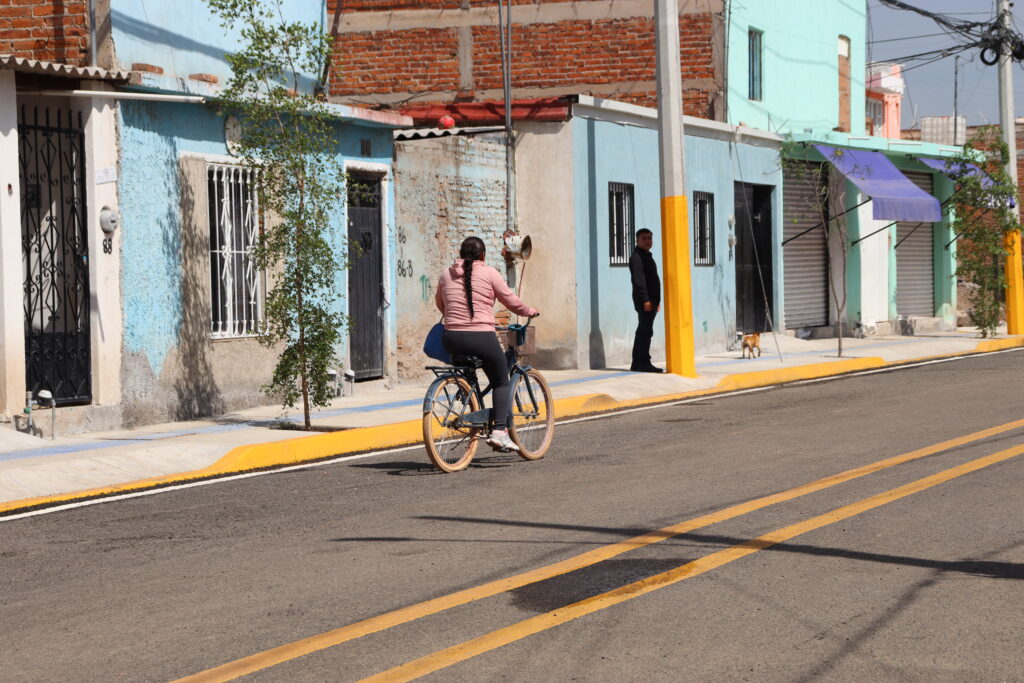 Mejoran la movilidad de miles de familias con la pavimentan la calle Guanajuato en Irapuato