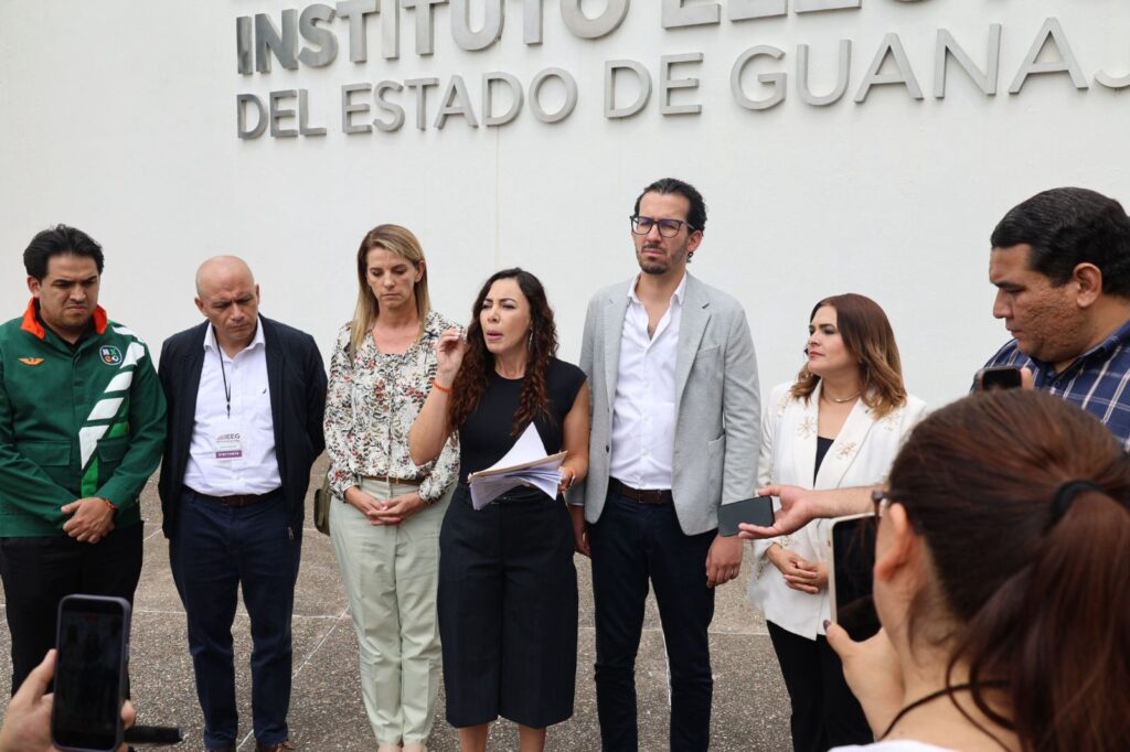 “El PAN creó una figura para hacer hoy lo que electoralmente todavía no corresponde hacer. Le pueden llamar ‘Defensores’, pero si hay aspirantes recorriendo municipios, propaganda, espectaculares, concentraciones y posicionamiento sistemático, la autoridad tiene que revisar qué está ocurriendo realmente.”