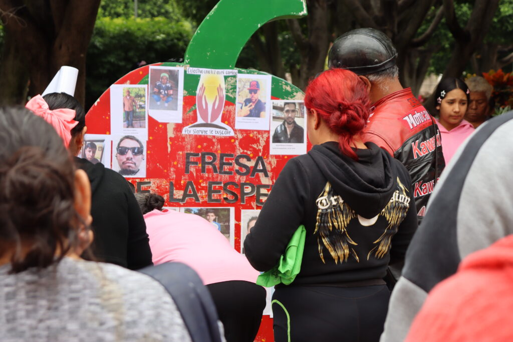"No vamos a esconder a nuestros desaparecidos", Fresa de la Esperanza se queda frente a la Presidencia de Irapuato