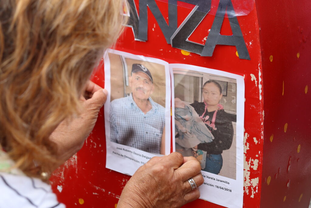 "No vamos a esconder a nuestros desaparecidos", Fresa de la Esperanza se queda frente a la Presidencia de Irapuato