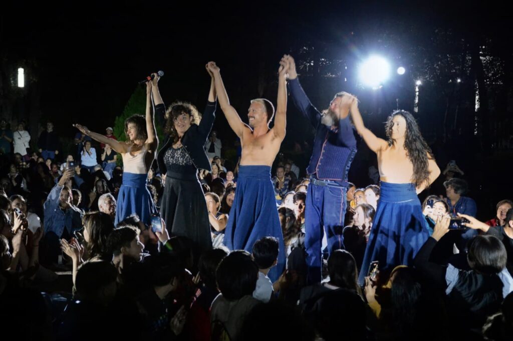 RoZéO en Irapuato: acróbatas franceses bailan en el cielo del Irekua bajo la luna