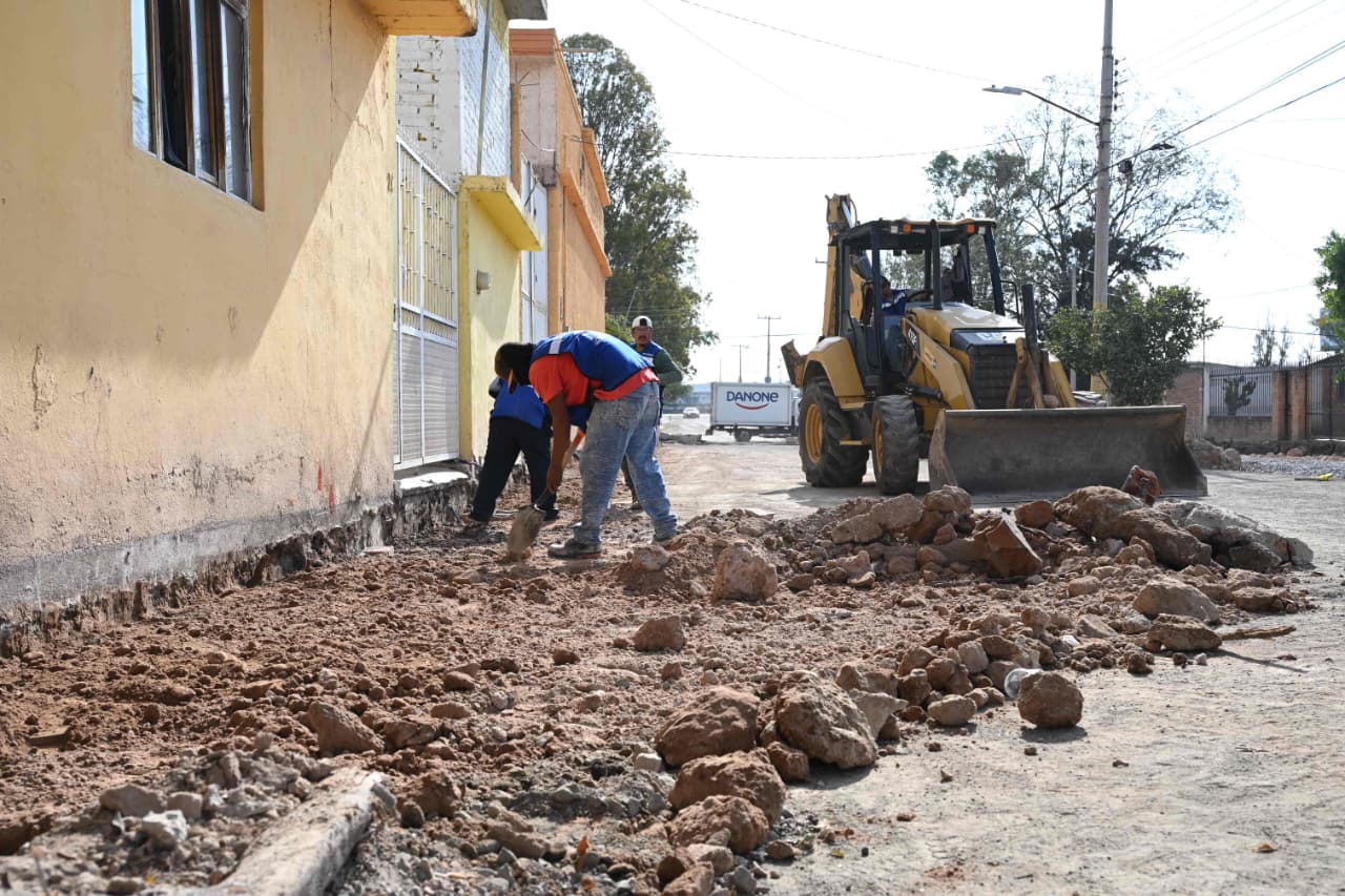 “No estamos olvidados”: vecinos de Irapuato ven llegar la pavimentación a su calle