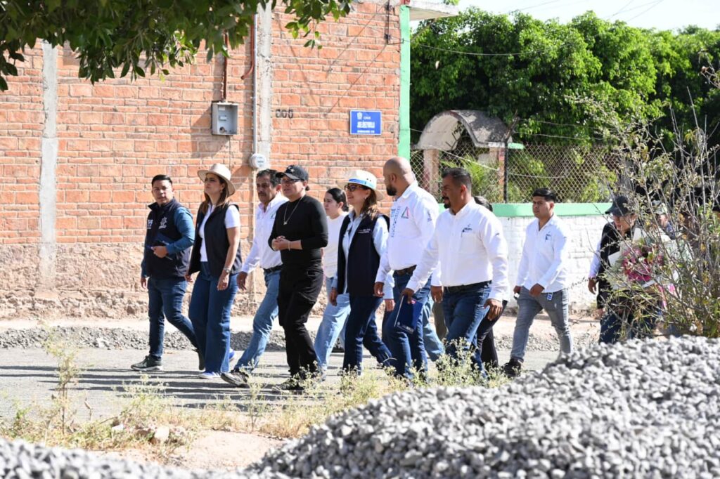 “No estamos olvidados”: vecinos de Irapuato ven llegar la pavimentación a su calle